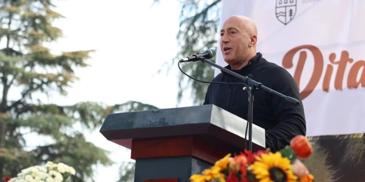Haradinaj merr pjesë në “Ditën e Gështenjës” në Deçan, falënderon fermerët dhe kryetarin Ramosaj