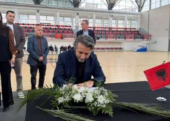 Rama bën homazhe për Idriz Rrecajn, eshtrat e të cilit u gjetën pas 27 vitesh në një varr masiv në Zubin Potok