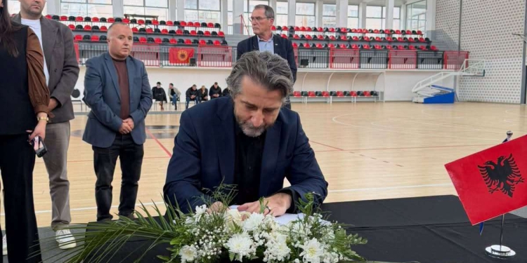 Rama bën homazhe për Idriz Rrecajn, eshtrat e të cilit u gjetën pas 27 vitesh në një varr masiv në Zubin Potok