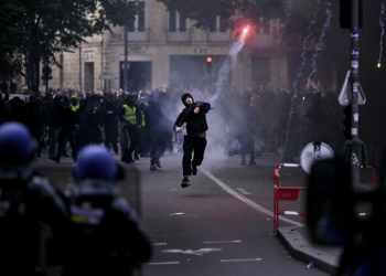 Macron kritikon “dhunën e pakontrolluar” pas ditëve të trazirave dhe 2 mijë e 400 arrestimeve në të gjithë Francën