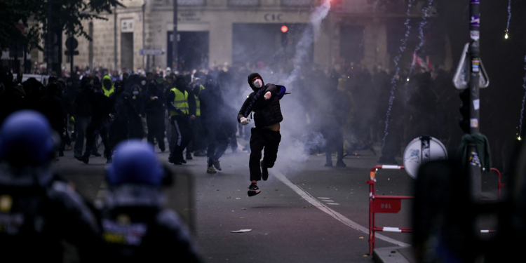 Macron kritikon “dhunën e pakontrolluar” pas ditëve të trazirave dhe 2 mijë e 400 arrestimeve në të gjithë Francën
