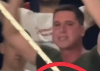 Djali i Vuçiqit shfaqet në tubime me simbole të terroristëve të Banjskës, kërkohet reagimi i BE-së