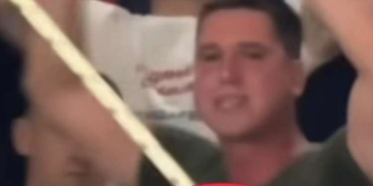 Djali i Vuçiqit shfaqet në tubime me simbole të terroristëve të Banjskës, kërkohet reagimi i BE-së