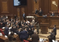 Nga debati verbal në sherr fizik, përplasje mes deputetëve në Parlamentin e Armenisë/Pamje