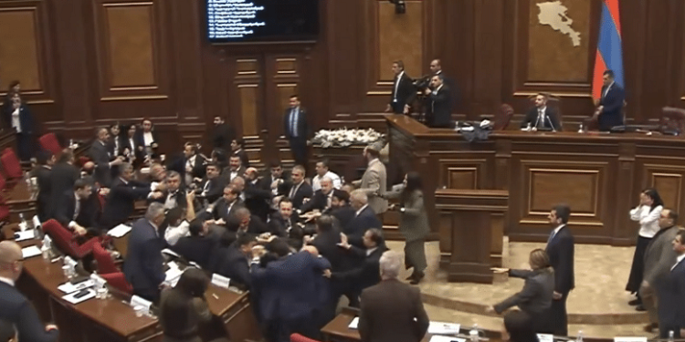 Nga debati verbal në sherr fizik, përplasje mes deputetëve në Parlamentin e Armenisë/Pamje
