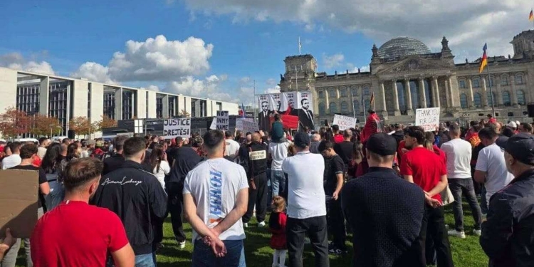 “Jo në emrin tim”, shqiptarët protestuan para Parlamentit gjerman