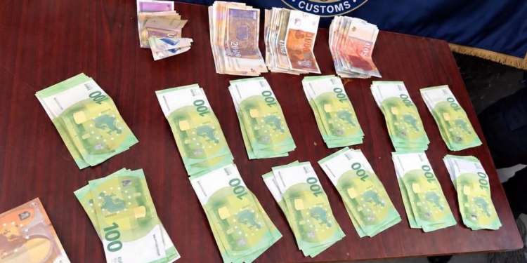 Dogana kap mbi 13 mijë euro të padeklaruara në Han të Elezit