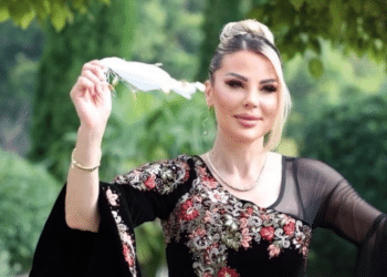Duda Balje mahnit në veshje tradicionale