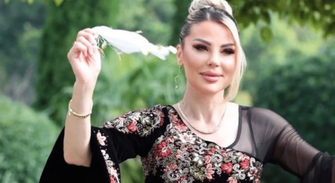 Duda Balje mahnit në veshje tradicionale