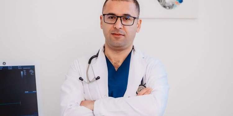 Arrestohet drejtori i Spitalit të Mitrovicës, Gëzim Berisha dyshohet se kërcënoi bashkëshorten se do t’i ndodh e njëjta sikur Arlinda Zekajt