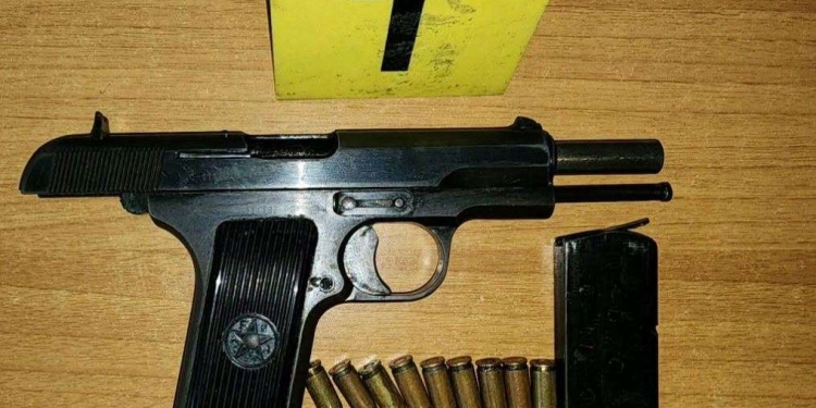 Policia kontrollon dy prona në Ferizaj, sekuestron pistoletën dhe nëntë fishekë