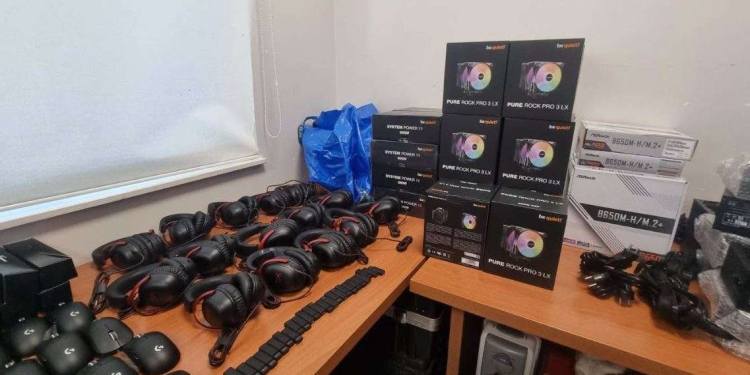 Kapet në Merdare me pajisje elektronike të padeklaruara, vlera rreth 10 mijë euro