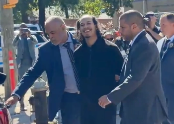 Tragjedi në New York: 23-vjeçarja dyshohet se u hodh nga kati i 15-të me foshnjën pesëmuajshe ish-partneri, i dyshuari qeshte gjatë arrestimit