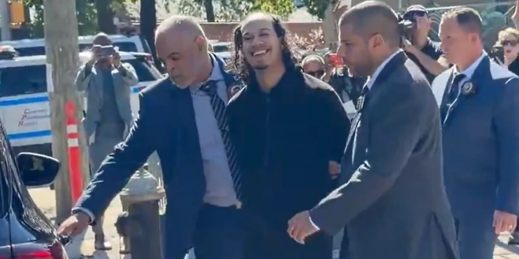Tragjedi në New York: 23-vjeçarja dyshohet se u hodh nga kati i 15-të me foshnjën pesëmuajshe ish-partneri, i dyshuari qeshte gjatë arrestimit