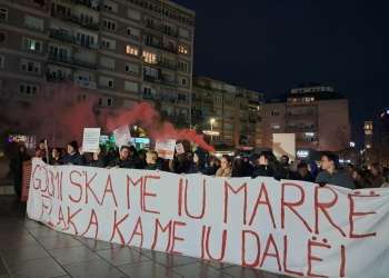 “Drejtësi për Arlindën!”- zhvillohet protesta e katërt në Prishtinë, marshim drejt institucioneve