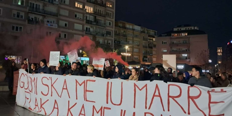 “Drejtësi për Arlindën!”- zhvillohet protesta e katërt në Prishtinë, marshim drejt institucioneve