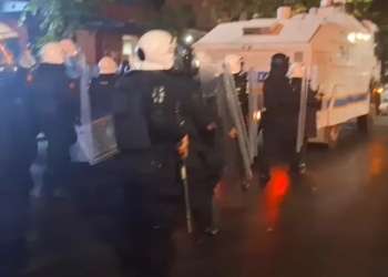 Policia ndjek protestuesit në Tiranë, ata fshihen nëpër rrugica, hidhen molotovë drejt autobotit të ujit