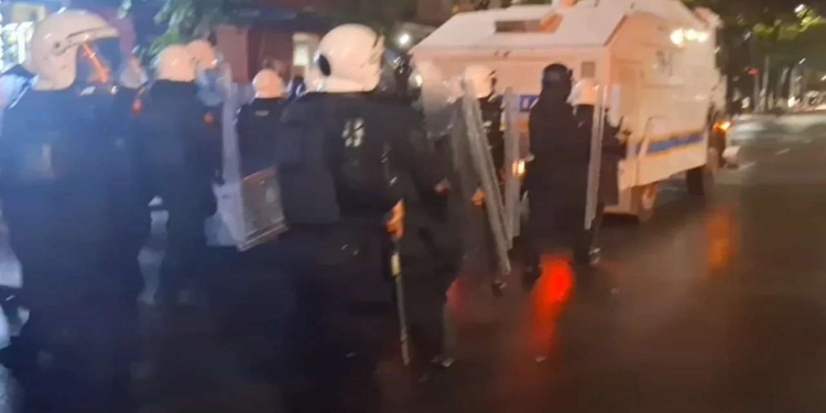 Policia ndjek protestuesit në Tiranë, ata fshihen nëpër rrugica, hidhen molotovë drejt autobotit të ujit