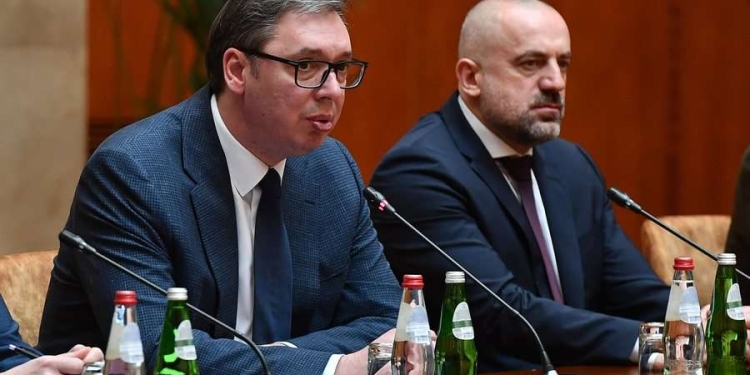 Vuçiqi edhe në humbje i del në krah Radoiçiqit: Dorëzimi i tij në Prishtinë do të nënkuptonte njohjen e Kosovës